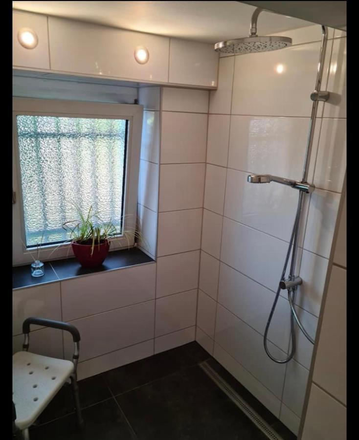 Nana-Eg-80M2 Sanierter Altbau-Parkplatz-Kleiner Garten-Wlan-Netflix-2Zimmer-Kueche-Dusche-Wanne-Waschmaschine Оберхаузен Экстерьер фото
